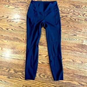 Lululemon leggings with detailed bottoms - size 6